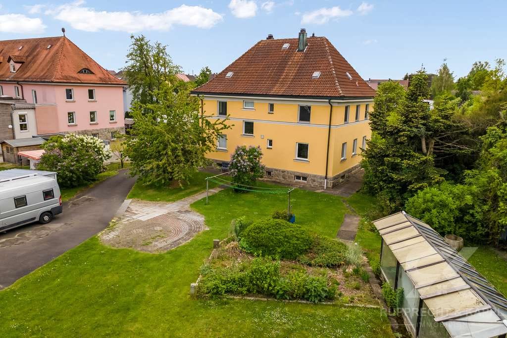 Immobilie in Mitterteich - Lukratives Zweifamilienhaus mit großem Grundstück und zusätzlicher Baufläche im hinteren Bereich - Bild 1