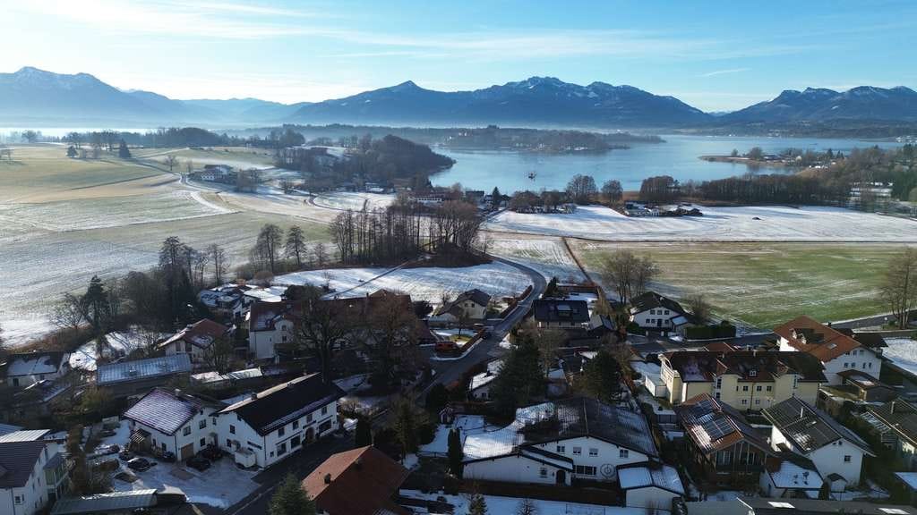 Immobilie in Breitbrunn am Chiemsee - Stilvolle Großzügigkeit mit Chiemsee-Blick – verbundene Erdgeschosswohnung in Bestlage - Bild 0