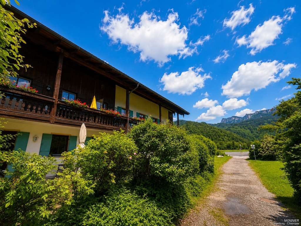 Immobilie in Aschau im Chiemgau - Gemütliche Maisonette-Ferienwohnung mit traumhaftem Alpenblick – voll möbliert und sofort nutzbar - Bild 3