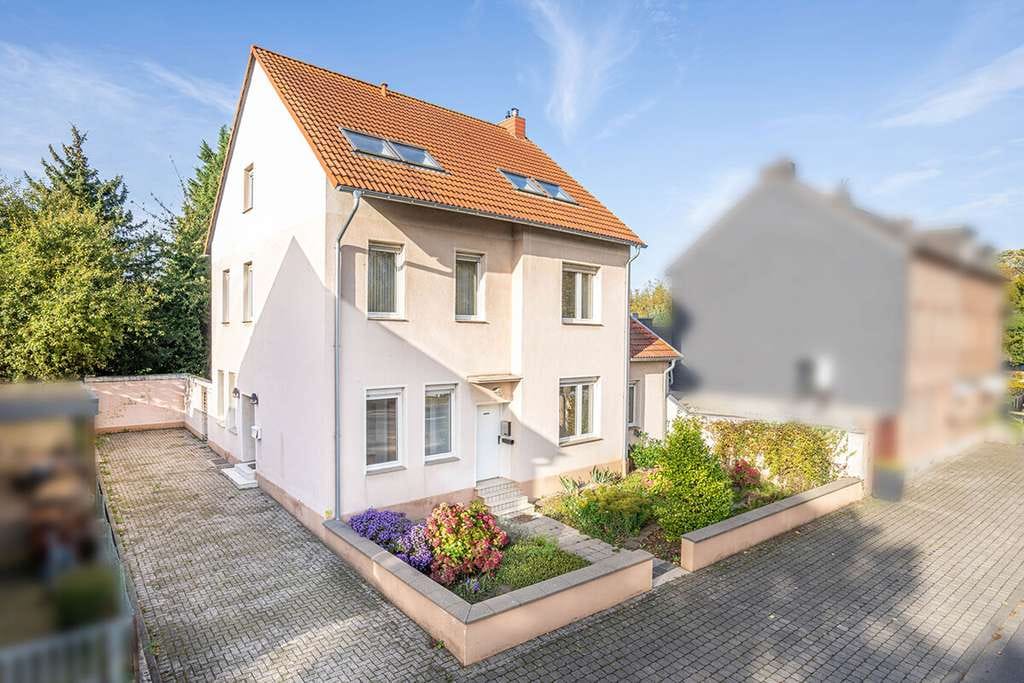 Immobilie in Bedburg - So macht Generationen-Wohnen Spaß! Einfamilienhaus mit separater Einliegerwohnung und Altbaucharme - Bild 1