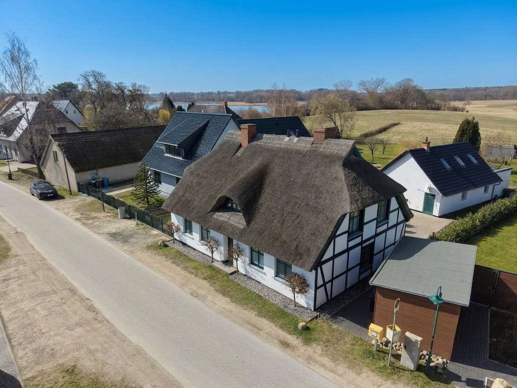 Immobilie in Putbus - Reetgedecktes Einfamilienhaus mit Nebengelass in Naturlage - Bild 2
