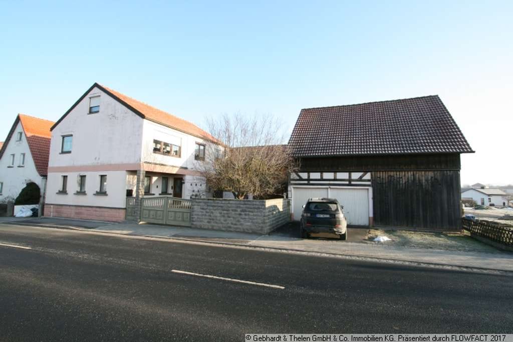 Immobilie in Bad Königshofen im Grabfeld - Einfamilienhaus mit Ausbaupotenzial, Wellnessbereich und großer Scheune - Bild 0