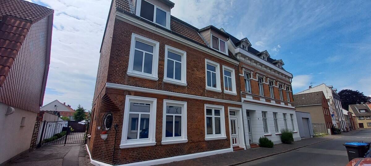 Immobilie in Glückstadt - Mehrfamilienhaus 4 Wohneinheiten 4 Garagen in Glückstadt und ein echtes maritimes Kleinod nahe des Binnenhafens, mitten in der Stadt - Bild 1