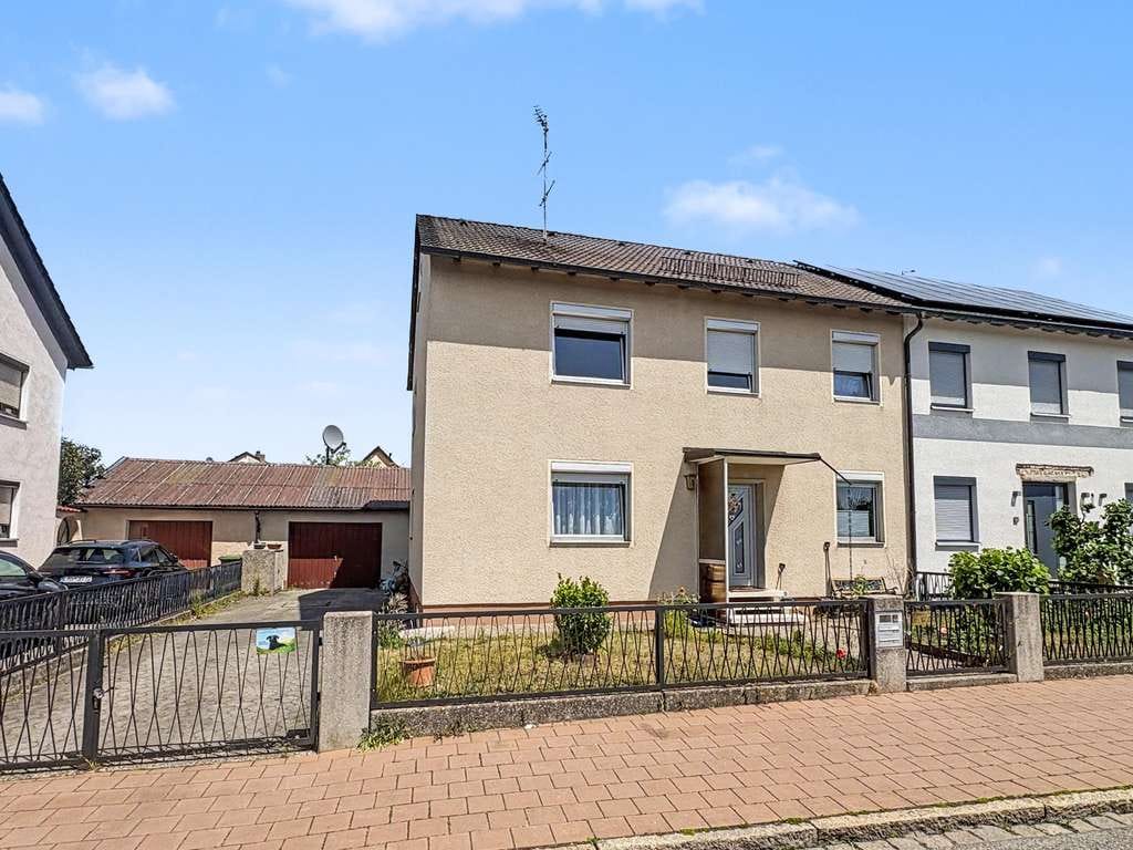 Immobilie in Röthenbach an der Pegnitz - Ein Zuhause mit Zukunft: DHH mit Potenzial in Röthenbach a.d. Pegnitz - Bild 0