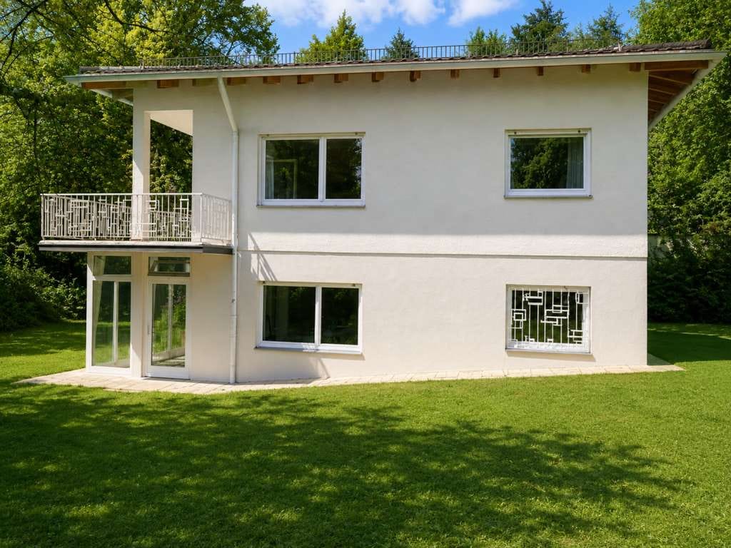 Immobilie in Icking - Charmante Villa mit Einliegerwohnung in begehrter Waldrandlage von Icking – großzügiges Wohnen m - Bild 1