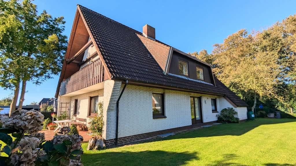 Immobilie in Alkersum - Geräumiges massives Einfamilienhaus
mit Einliegerwohnung und Garage 
in ruhiger Lage - Bild 1