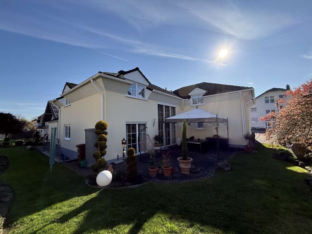 Immobilie in Helferskirchen - Wohntraum für Anspruchsvolle
Exclusives Zweifamilienhaus mit schönem Grundstück - Bild 3