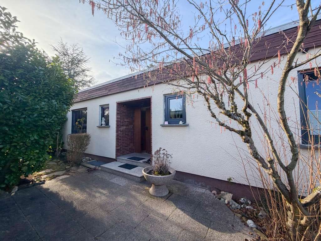 Immobilie in Ahorn - Ruhig gelegener Bungalow mit schönem Garten, Garage und Nebengebäude - Bild 2
