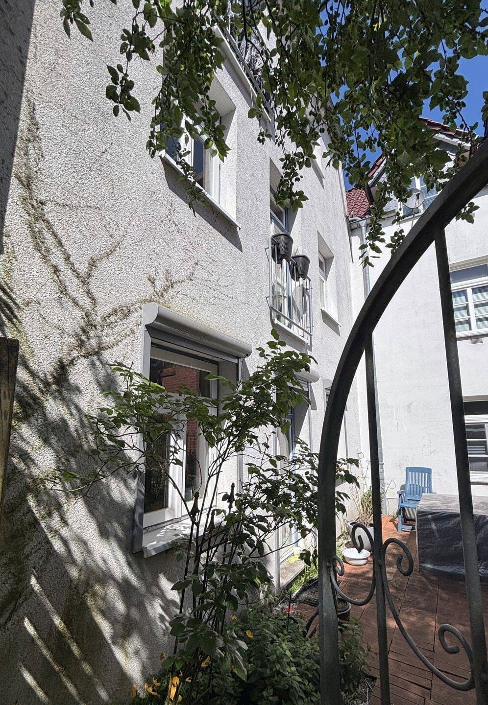 Immobilie in Rendsburg - Voll vermietet: Wohn- und Geschäftshaus mit 1 Gewerbeeinheit und 3 Wohnungen im historischen Neuwerk - Bild 0
