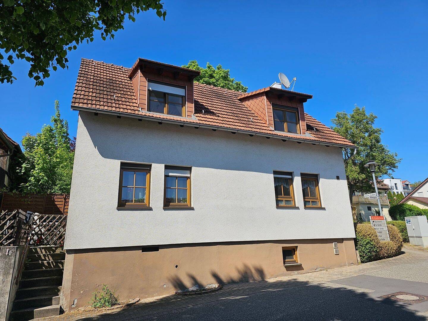 Immobilie in Ötisheim - Ein Ensemble aus zwei Häusern, historisches Fachwerk und modernes EFH mit Doppelgarage im Ortskern von Ötisheim - Bild 1
