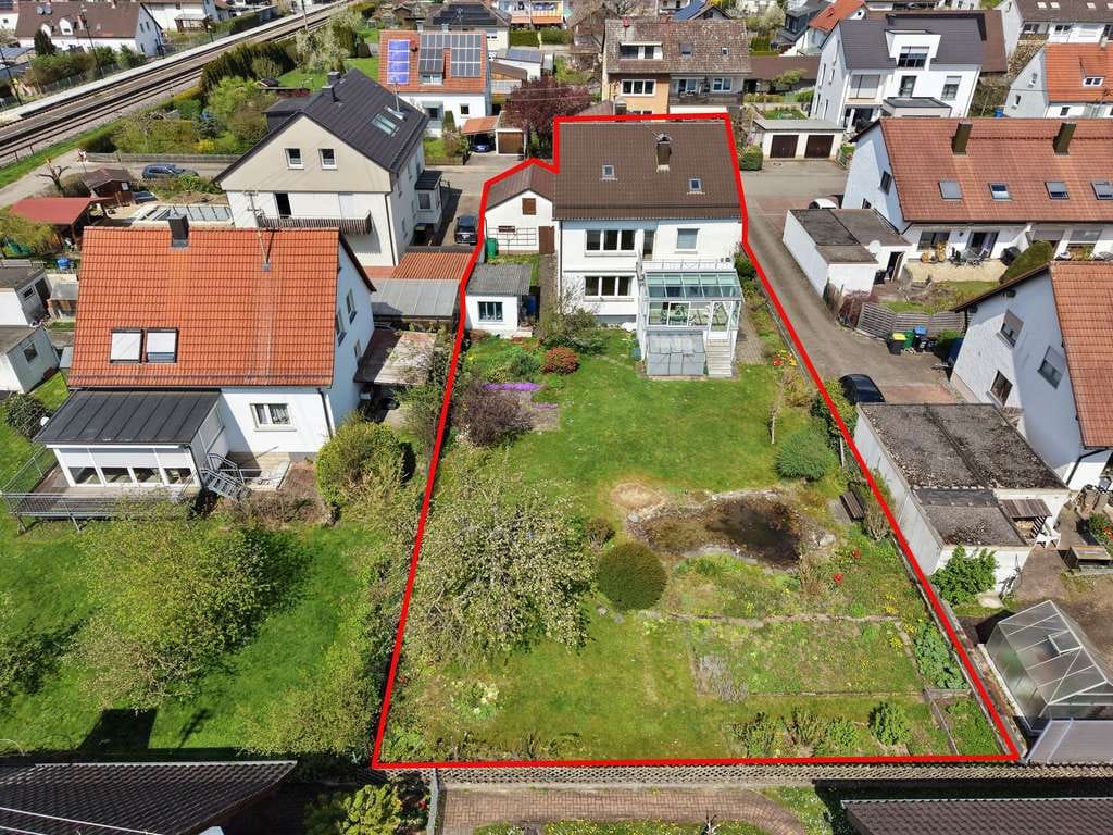 Immobilie in Vöhringen - Ruhig gelegenes Zweifamilienhaus mit traumhaften Grundstück in Vöhringen - Bild 1