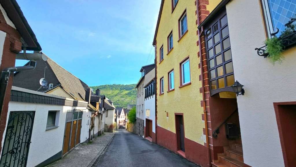 Immobilie in Briedel - Renoviertes Einfamilienhaus mit Terrasse, Sauna, Garage und Weinbergblick in Briedel an der Mosel - Bild 1