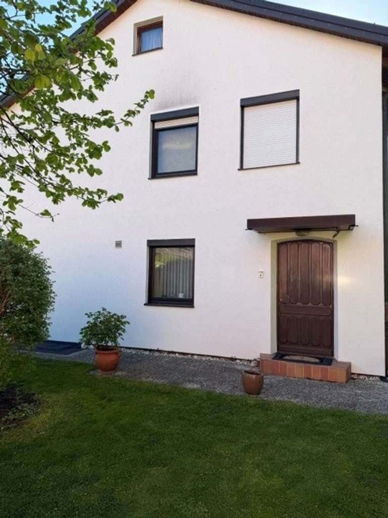 Immobilie in Traunreut - Doppelhaushälfte mit großem Garten in zentraler Lage - Bild 2