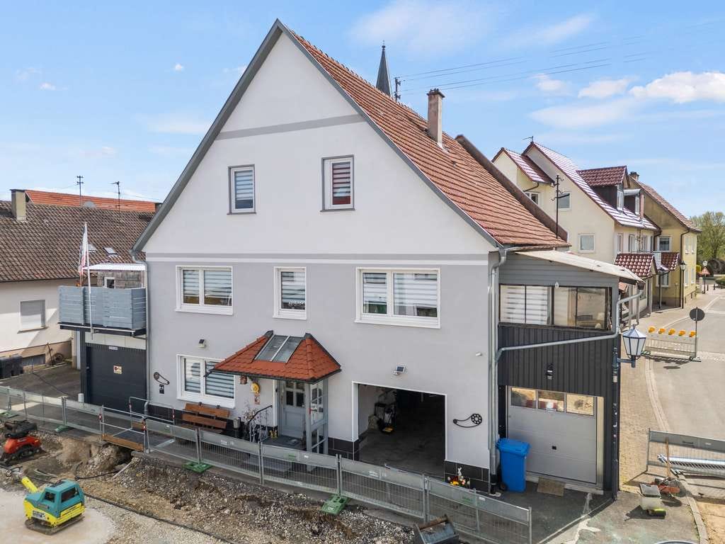 Immobilie in Winterlingen - Freistehendes Haus hochwertig saniert! Mit 9 Zimmern, 2 WE, Dachterrasse, 3 Garagen in Harthausen - Bild 0