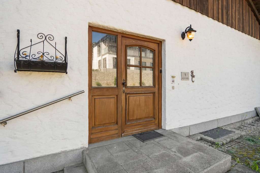 Immobilie in Fürstenstein - Großzügiges Einfamilienhaus mit traumhaftem Fernblick, XXL-Balkon, großer Terrasse und Ausbaureserve - Bild 2