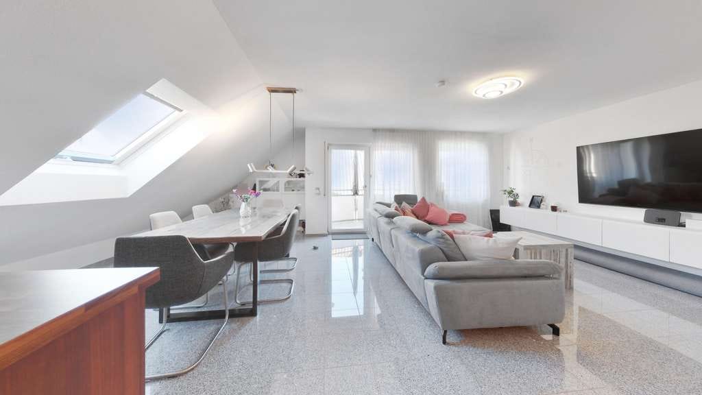 Immobilie in Gemmrigheim - Exklusives Wohnerlebnis in Gemmrigheim: Kernsanierte 4-Zimmer-Maisonette mit Galerie, Aufzug und Wei - Bild 1