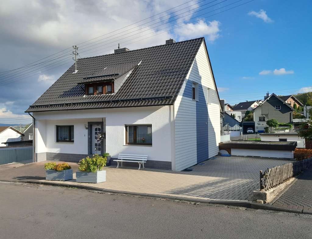 Immobilie in Burbach - Gepflegtes Ein-/Zweifamilienhaus mit viel Platz in idyllischer Umgebung!

 - Bild 2