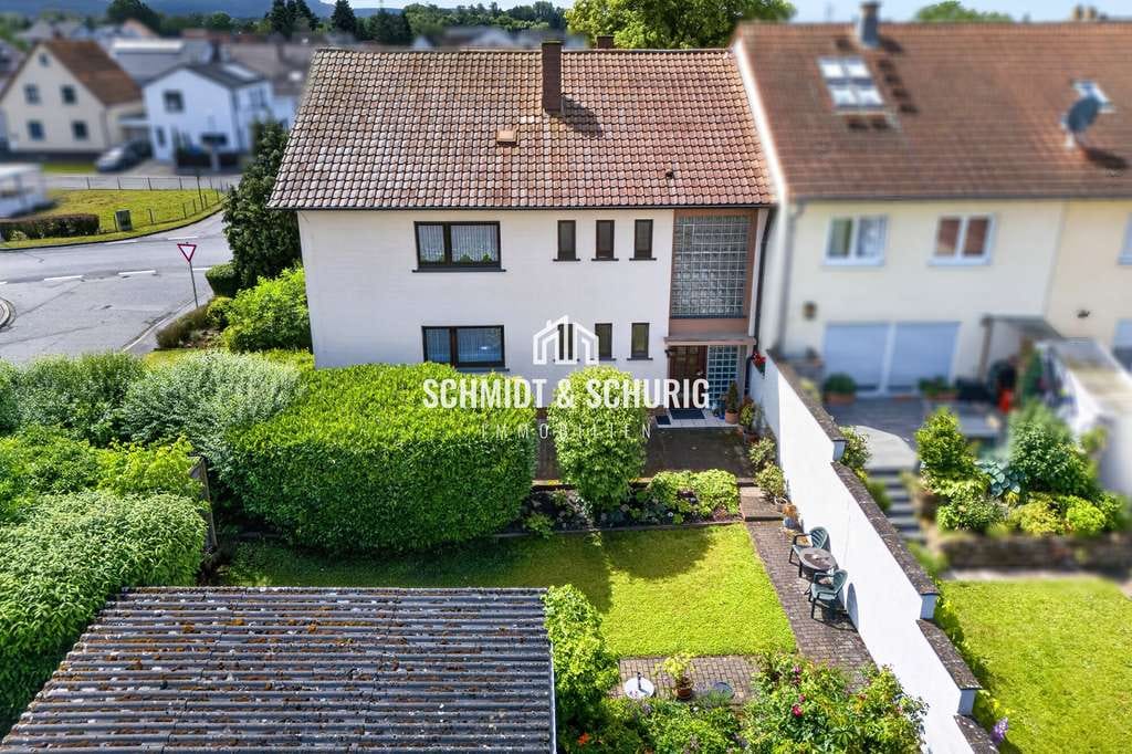 Immobilie in Karlsdorf-Neuthard - Charmantes Zweifamilienhaus mit viel Potenzial und großem Grundstück - Bild 1