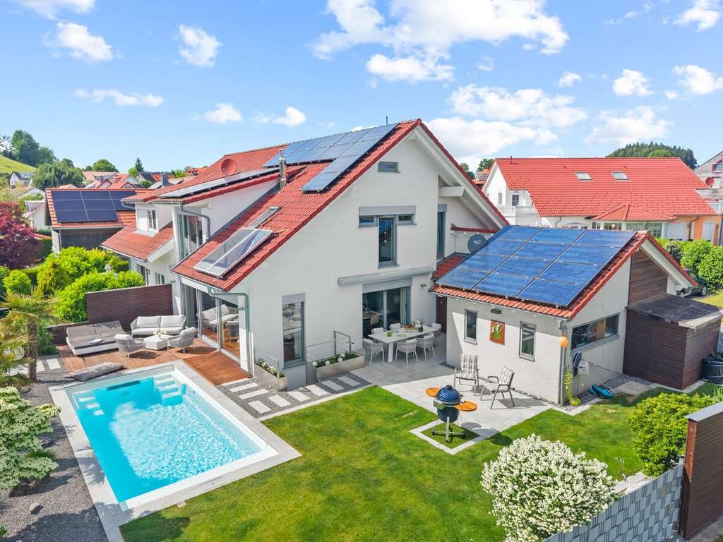 Immobilie in Waldburg - Hochwertige Doppelhaushälfte mit Außenpool in Waldburg - Bild 1