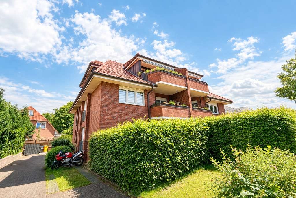 Immobilie in Harsefeld - Vermietete 3-Zimmer-Wohnung mit ausgebautem Dachgeschoss und Balkon - Bild 0