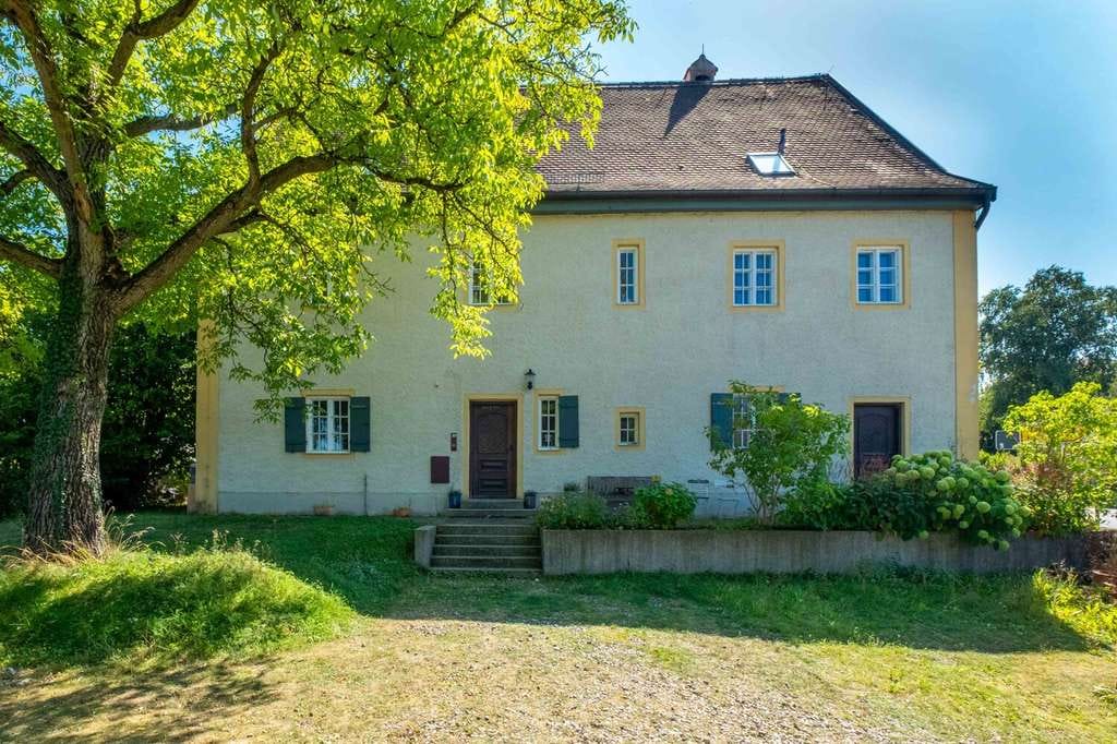 Immobilie in Frauenneuharting - BIETERVERFAHREN: Historisches Anwesen mit Erbbaurecht - mit viel Liebe zum Detail saniert - Bild 1