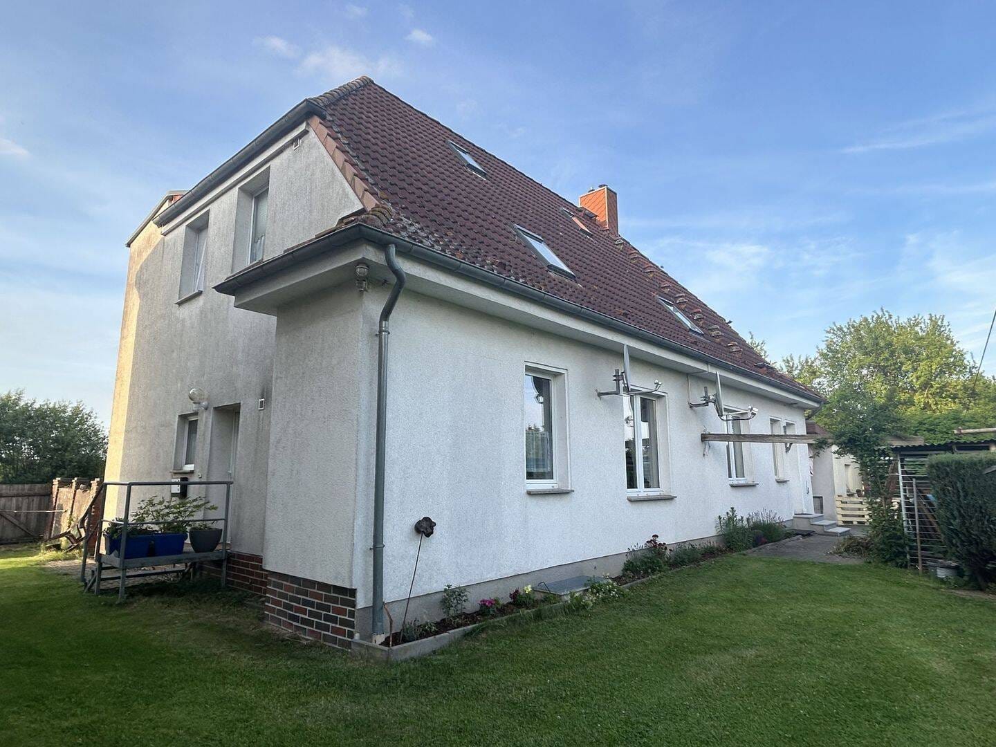 Immobilie in Grevesmühlen - Wohnhaus mit zwei vermieteten Einliegerwohnungen nahe der Ostsee - Bild 0