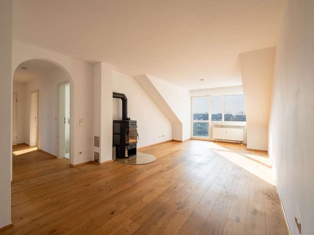 Immobilie in Höhenkirchen-Siegertsbrunn - Lichtdurchflutete 3-Zimmer-Dachgeschosswohnung mit Westbalkon - Bild 0