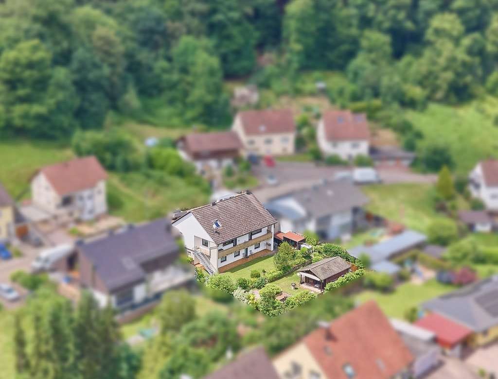 Immobilie in Annweiler am Trifels - ++ Freistehendes Einfamilienhaus mit Garage, Carport, Terrasse & Garten und tollem Trifelsblick ! ++ - Bild 3