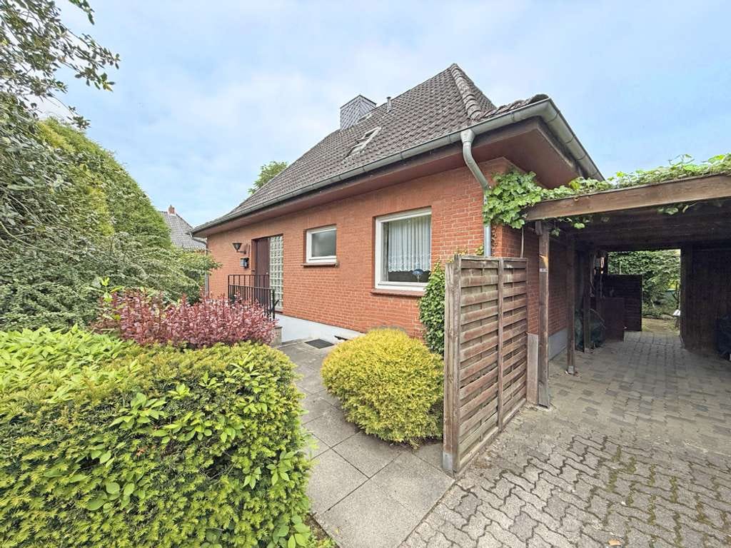 Immobilie in Reinfeld - Reinfeld : geräumiger 6-Zimmer Walmdachbungalow mit VK und Carport in ruhiger Wohnlage - Bild 0