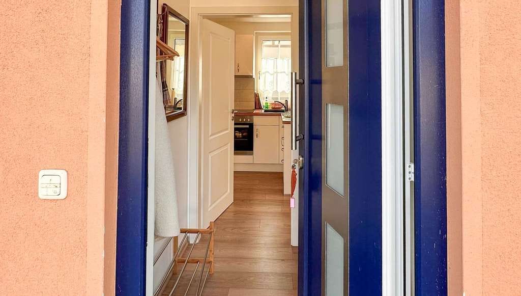 Immobilie in Zirchow - Insel-Idyll unter Reet: Modernes Komfort-Ferienhaus mit Kamin im Fischerdorf Zirchow - Bild 1