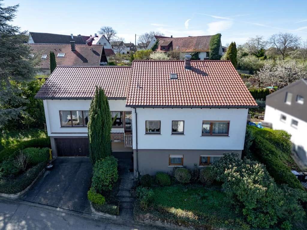 Immobilie in Schorndorf - Geräumiges Einfamilienhaus mit Einliegerwohnung und großem Garten + Platz für Ihren Fuhrpark - Bild 1