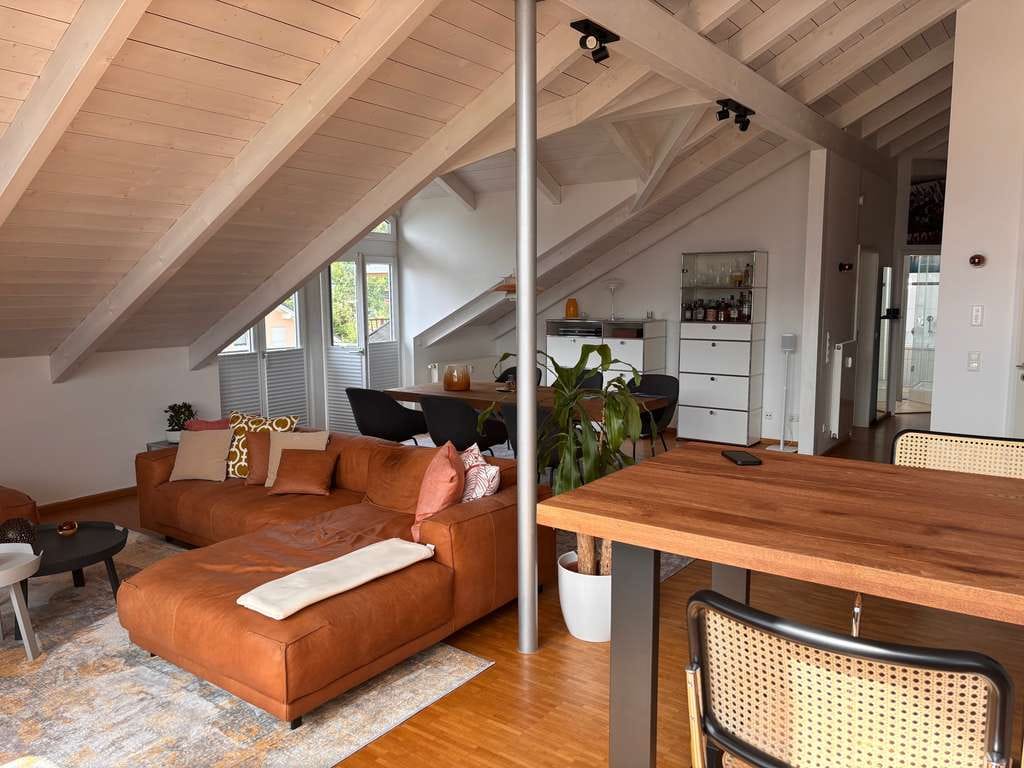 Immobilie in Flintsbach am Inn - Großartige Dachgeschosswohnung, mit viel Licht und tollem Ausblick, herrlichem Bad. - Bild 0