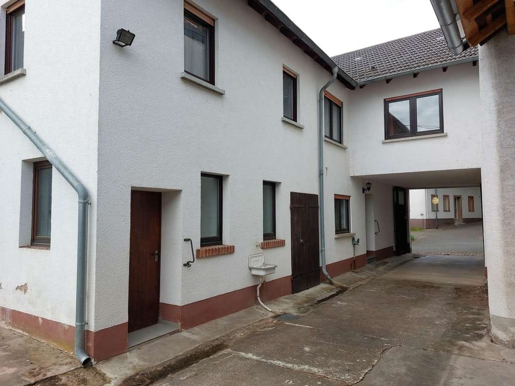 Immobilie in Langenlonsheim - Ehemaliger Vierseitenhof mit Hufschmiede provisionsfrei in 55450 Langenlonsheim zu verkaufen - Bild 1