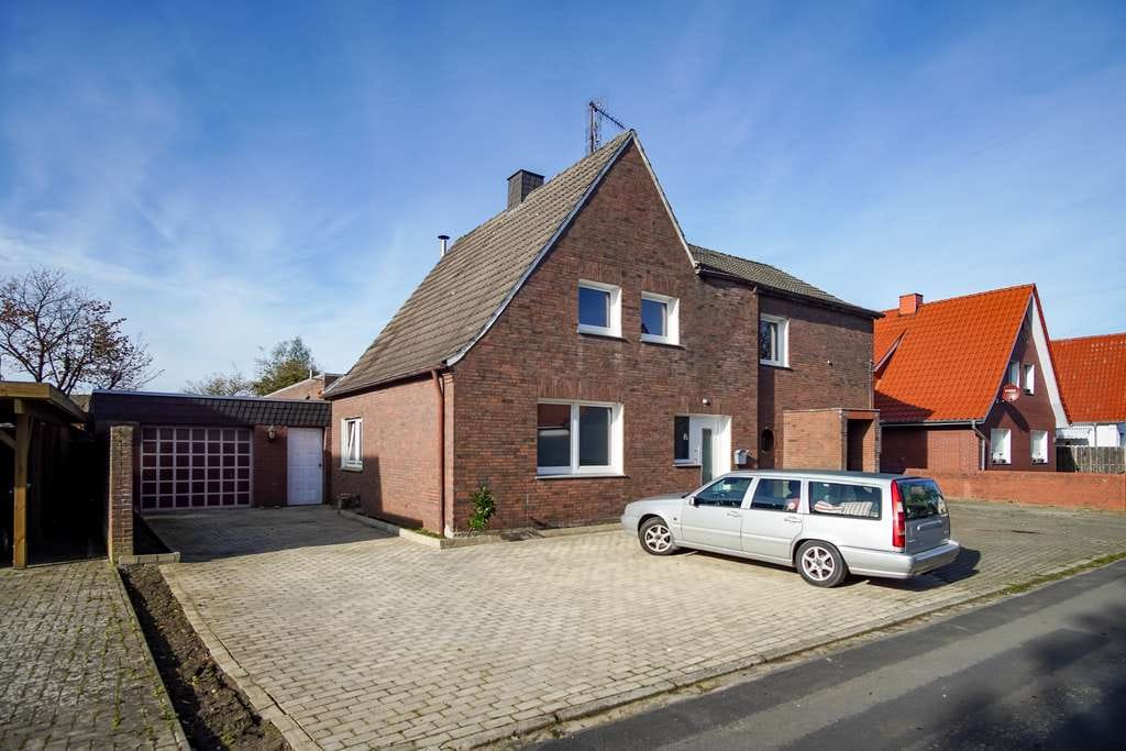 Immobilie in Quakenbrück - Großzügiges Wohnhaus mit zwei Einheiten und ehemaliger Gaststätte in ruhiger Lage - Bild 1