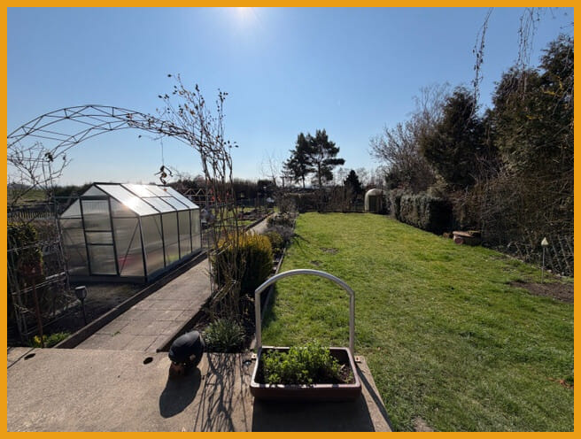 Immobilie in Schwalmstadt - GERÄUMIGES GARTENPARADIES MIT KURZEN WEGEN!
KEINE KÄUFERPROVISION! - Bild 4