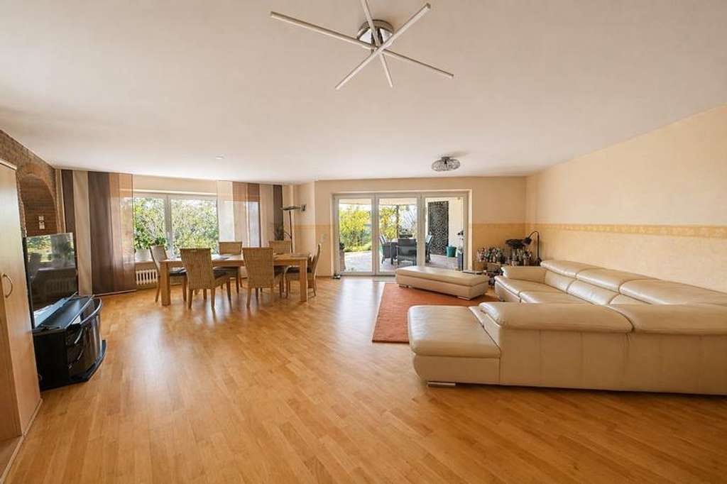 Immobilie in Henstedt-Ulzburg - * Großzügiges Architektenhaus * Begehrte TOP-Lage, mit sehr viel Platz für 2 Familien! - Bild 3