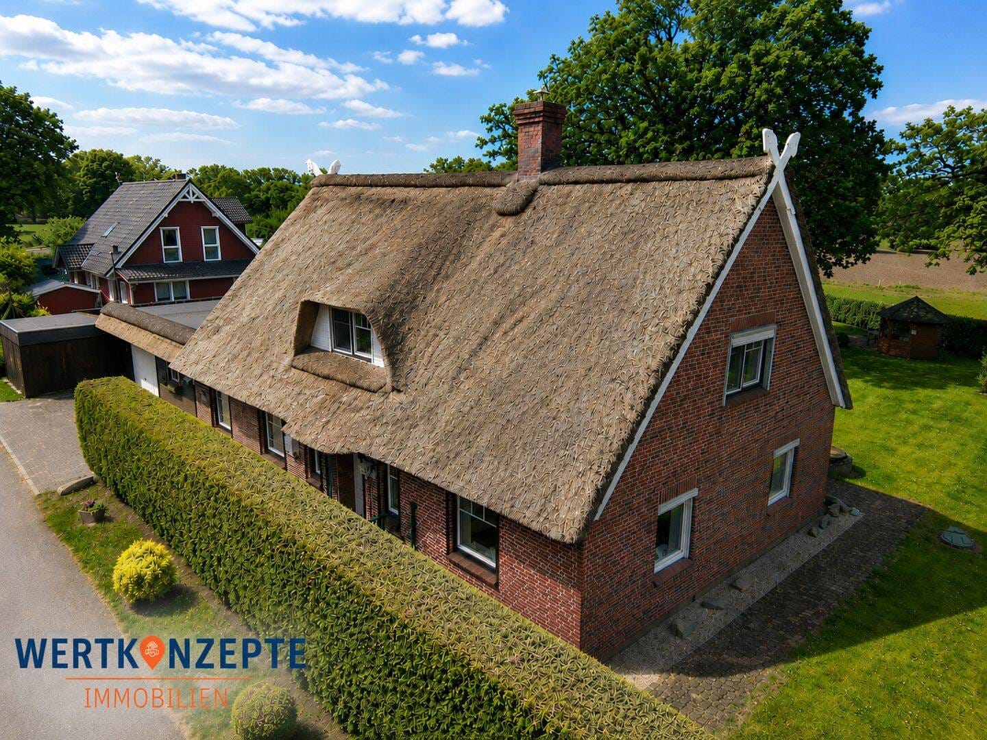 Immobilie in Itzstedt - Historisches Reetdachhaus in ruhiger Lage - liebevoll modernisiert und vielseitig nutzbar - Bild 1