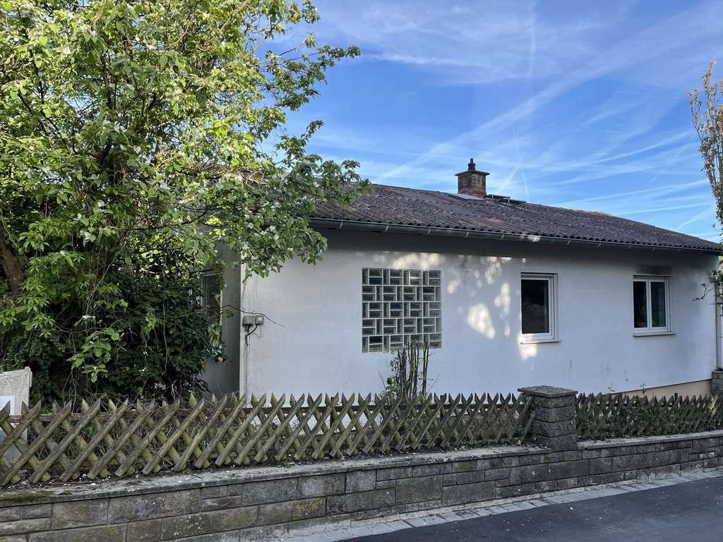 Immobilie in Weikersheim - Kleines Wohnhaus in schöner Aussichtslage mit handwerklichen Geschick in Weikersheim sucht neuen Eig - Bild 1