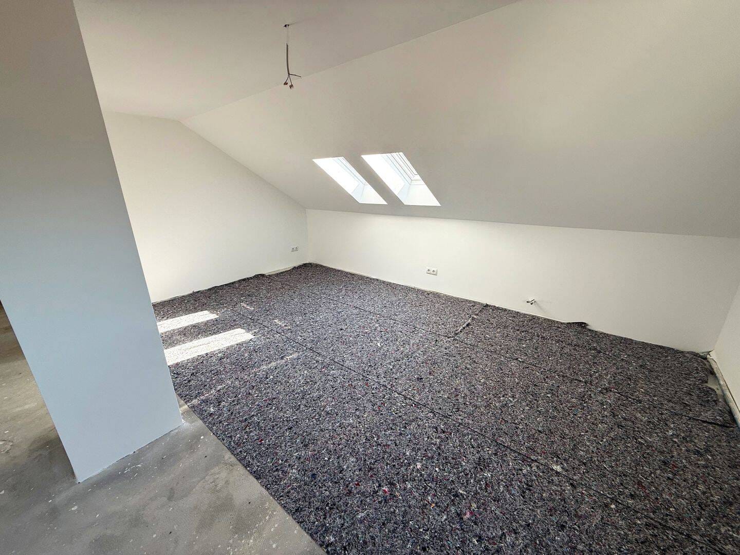 Immobilie in Ochsenfurt - Stilvolle Dachgeschosswohnung mit großzügiger Wohnküche in kernsaniertem Mehrfamilienhaus - Bild 2