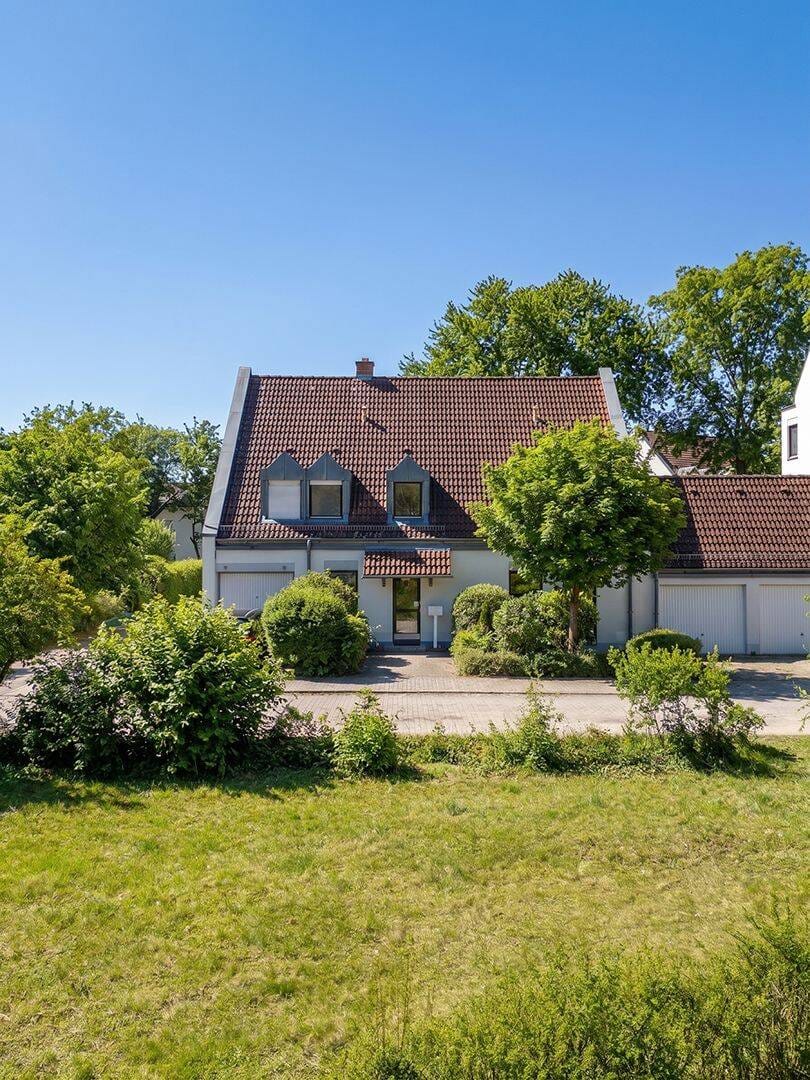 Immobilie in Stahnsdorf - Charmante Wohnung mit Einfamilienhaus-Charakter und eigenem Garten - Bild 1