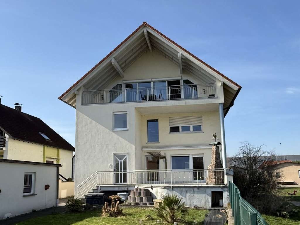 Immobilie in Dettenheim - Repräsentatives 2-Familienhaus in toller Ortsrandlage mit Keller, Garage und schönem Garten - Bild 0