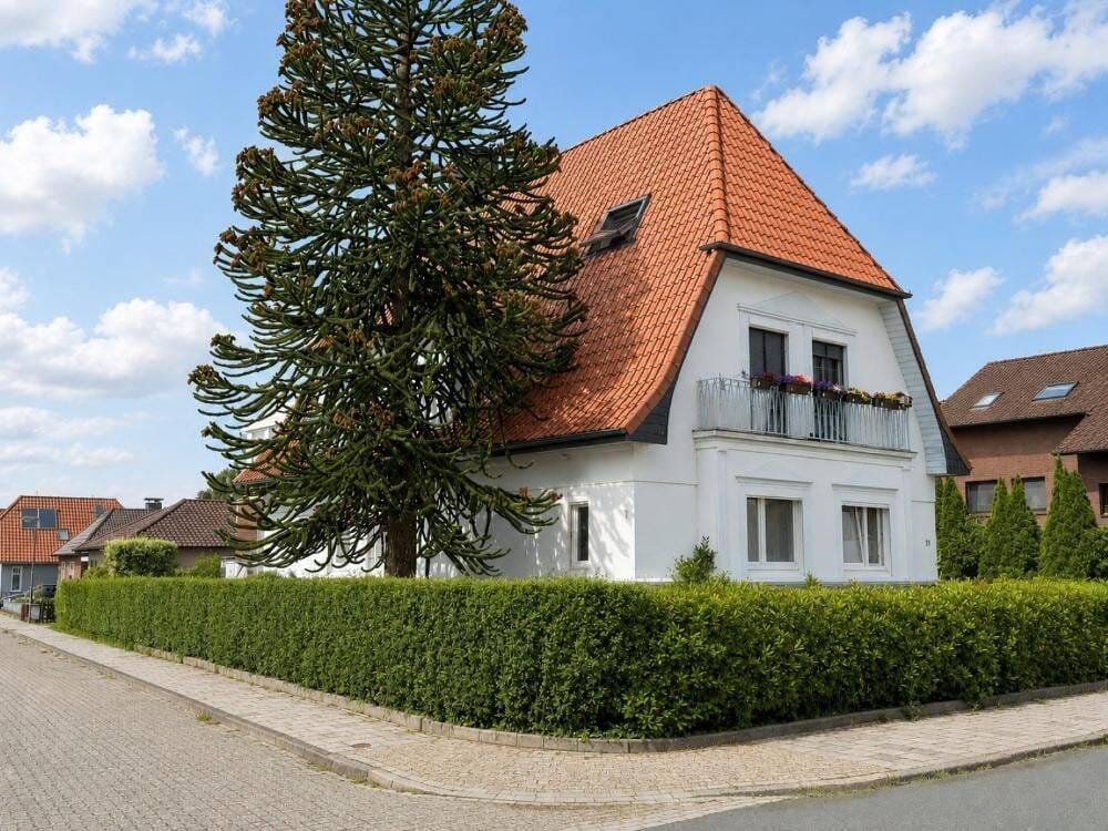 Immobilie in Varel - Umfangreich saniertes Zweifamilienhaus als Kapitalanlage in guter Wohnlage von Varel! - Bild 0