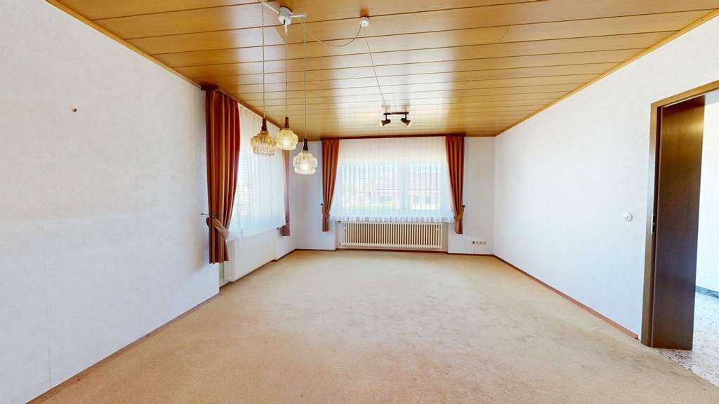 Immobilie in Billigheim-Ingenheim - ~~ GROSSZÜGIGES WOHNHAUS MIT GARTEN, BALKON UND ZWEI GARAGEN - AUCH ALS ZWEIFAMILIENHAUS NUTZBAR ~~ - Bild 4