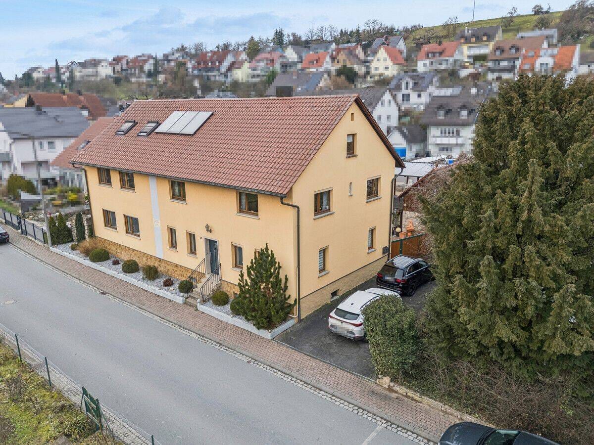 Immobilie in Theilheim - Solides Zweifamilienhaus im Würzburger Einzugsgebiet - viel Wohnraum, flexible Nutzung, Doppelgarage - Bild 1