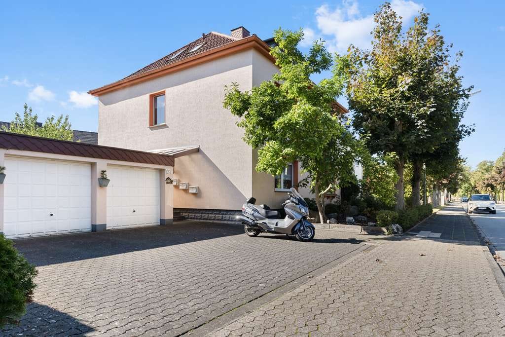 Immobilie in Bad Lippspringe - Naturnah wohnen in Bad Lippspringe – Zweifamilienhaus mit Gartenidylle - Bild 1