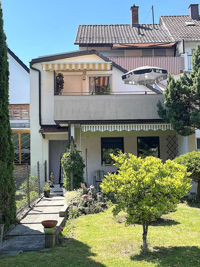 Immobilie in Heidenheim an der Brenz - Heidenheim- Schnaitheim: Doppelhaushälfte, drei Wohneinheiten, Garten und Studio, zu verkaufen - Bild 1