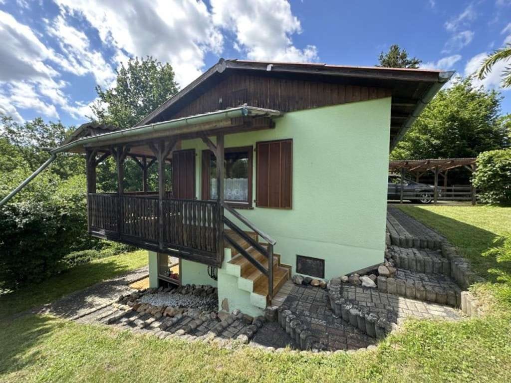 Immobilie in Guxhagen - Massiv, naturnah und solide!
Gepflegtes und freistehendes Wochenendhausin mit Carport - Bild 0
