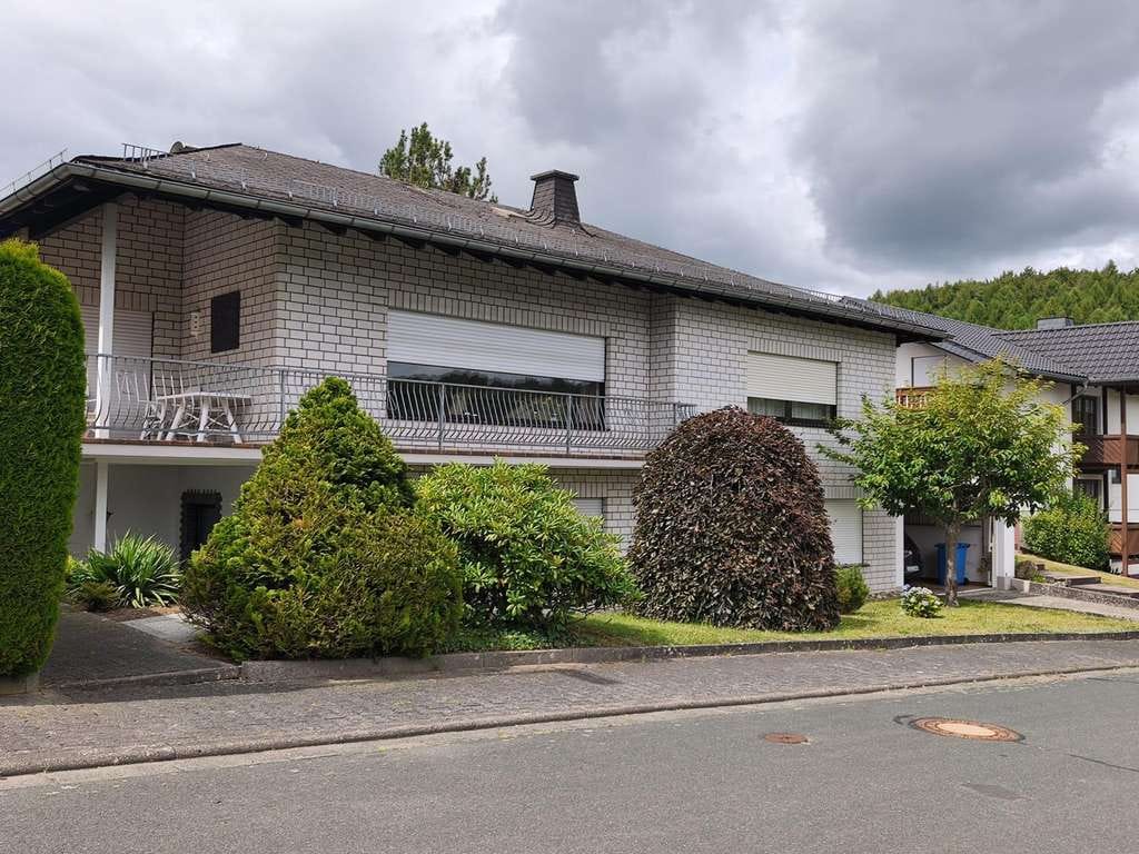Immobilie in Mengerskirchen - Großzügiges Einfamilienhaus mit Einliegerwohnung in toller Lage - Bild 1
