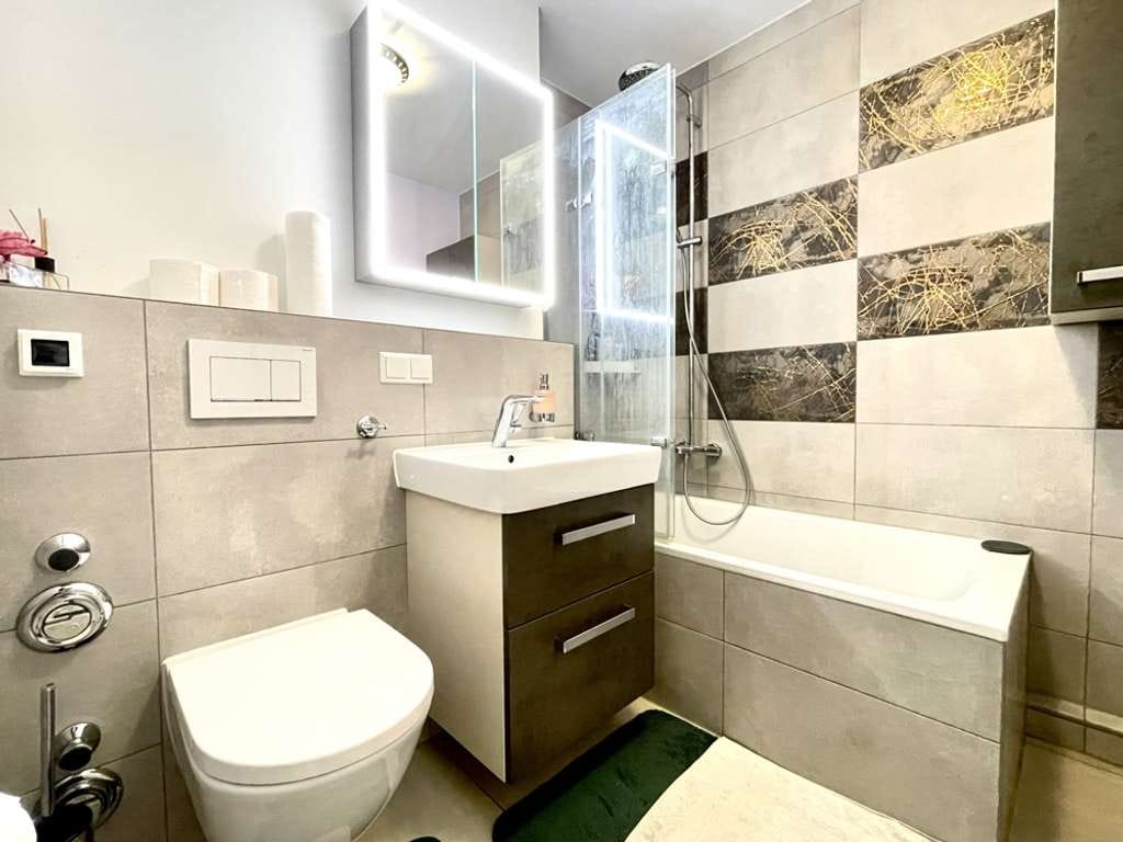 Immobilie in Hannover - *Ihmezentrum* renovierte 4 Zimmer-Wohnung mit Balkon! - Bild 0