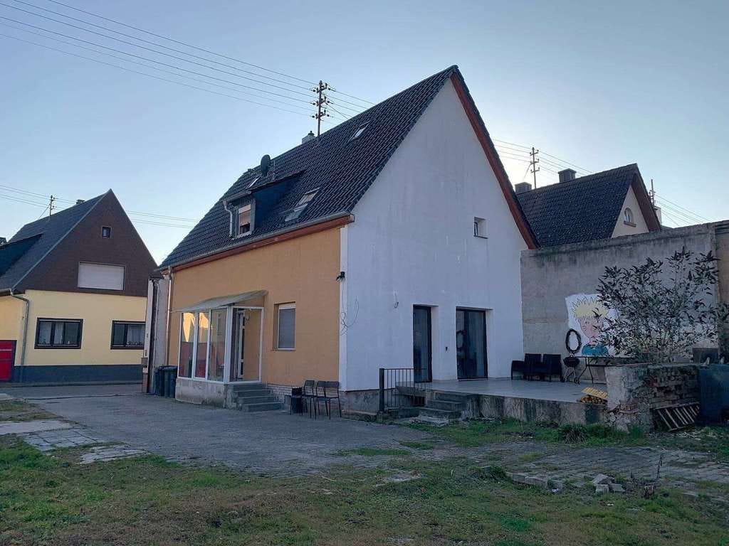 Immobilie in Neuhofen - Charmantes Einfamilienhaus mit großem Grundstück – vielseitig nutzbar durch separate Wohneinheiten - Bild 2